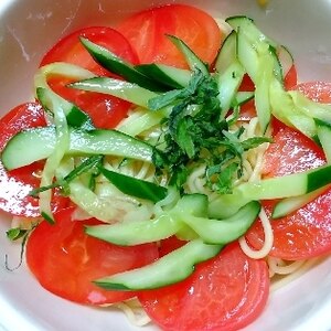 インスタント麺で　ピリ辛トマトきゅうりラーメン